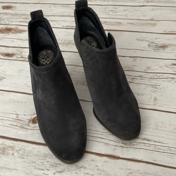 Vince Camuto Francia Suede Booties Women’s Size 9 Stacked Heel Pull On Gray - Picture 3 of 10